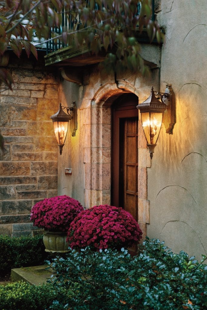 New York Lighting Collection VENETIAN RAIN decorative outdoor wall lantern in bronze with rain effect glass (large)