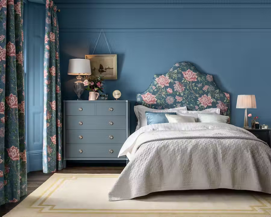 Bedroom set with table lamps